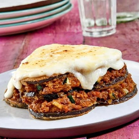 Moussaka — camadas de berinjela e carne temperada