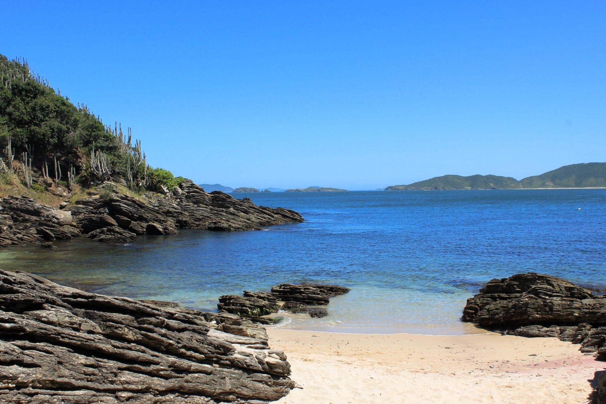 Praia em Búzios com águas calmas e transparentes