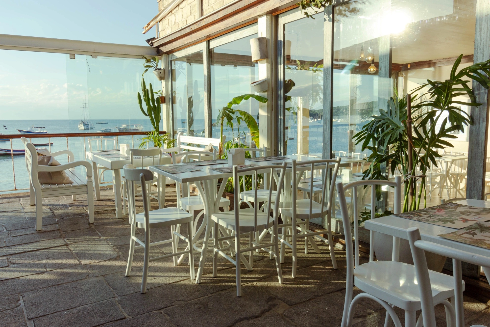 Restaurante na Rua das Pedras ao entardecer, Búzios